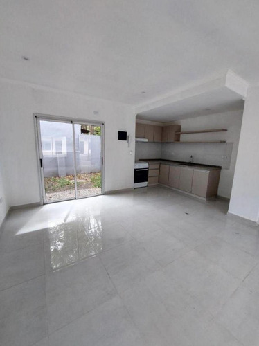 Casa En Venta - 2 Dormitorios 2 Baños - 70mts2 - Ituzaingó