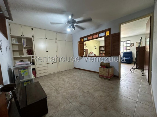 Casa Duples En Venta Ubicada En Zona Privilegiada Dentro De Urbanización En Montalbán 25-17897