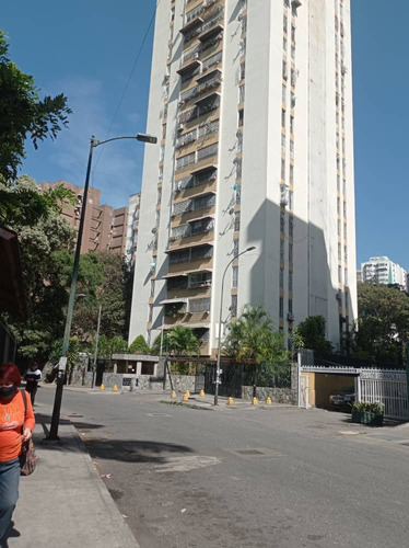 Apartamento De 3 Habitaciones, 2 Baños Y 1 Puesto De 