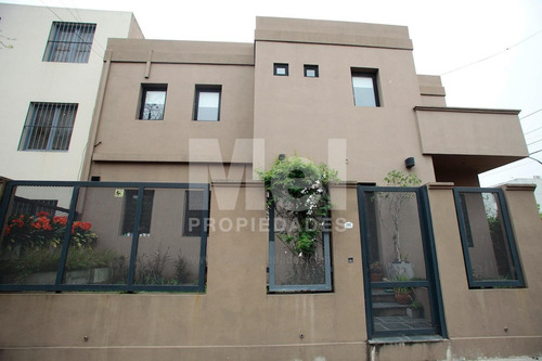 Imagen 2 de 30 de Hermosa Casa Refaccionada En Bajo Belgrano Con Cochera