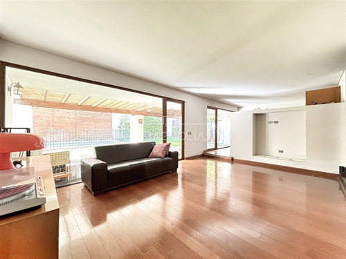 Casa En Venta De 6 Dorm. En Colina