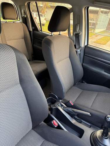 Toyota Hilux 2.4 Tdi Cd Dx 4X2 Mt