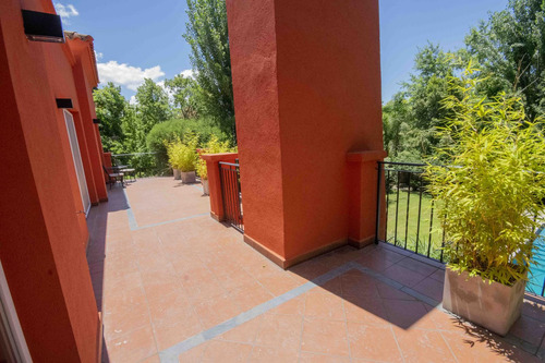 Casa De 5 Ambientes Con Dependencia De Servicio En Venta, En Martínez.