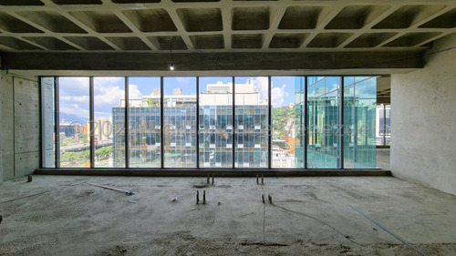 En Venta Local Comercial - Urb. Las Mercedes.