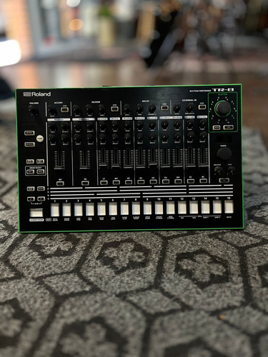 Mesa De Som Roland Aira Tr-8 