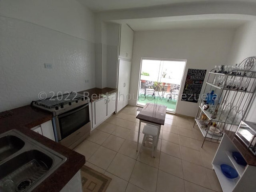 Edgar Centeno, Profesional Inmobiliario Vende Townhouse En Urbanizacion Monte Carmelo San Diego #22-15843