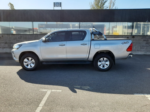 Imagen 4 de 15 de Toyota Hilux 2.8 Tdi Srx Doble Cabina 4x4 2017