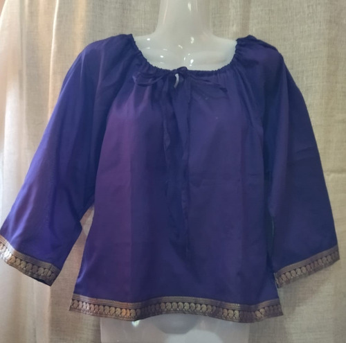 Blusa Passport Hindù Violeta Con Vivos En Dorado, Manga 3/4