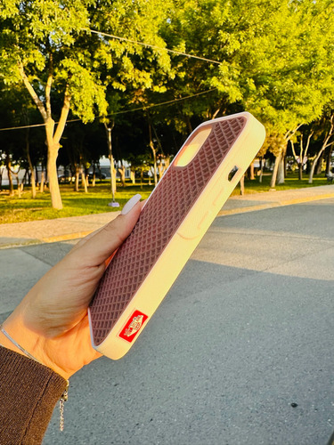 Funda Vans Waffle Para iPhone Color Negro Y Café