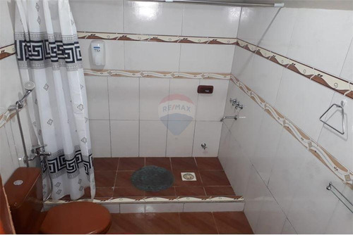 Vendo Casa En Esquina En El Barrio San Pedro, A Pocos Minutos Del Centro De Encarnación: 3 Habitaciones Y 1 Baño