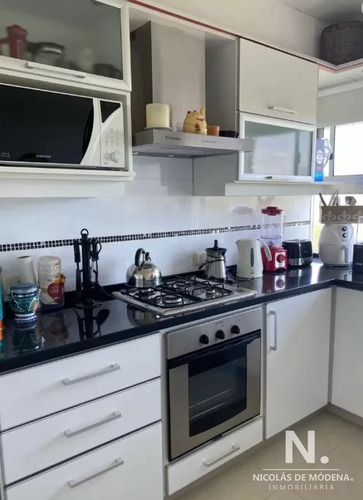 Vende Apartamento De 1 Dormitorio, Con Excelente Iluminacion En Mansa Punta Del Este.