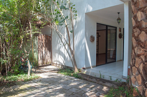 Casa Los Cactus - Lo Barnechea, Condominio Cerrado.