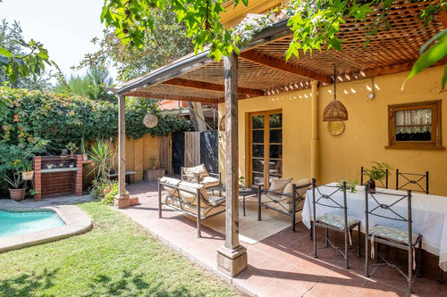 Sector Residencial: Jardín, Piscina Y Gran Conectividad