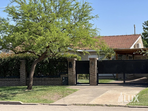 Imagen 2 de 30 de Venta Casa 3 Dormitorios Jardín Piscina Quincho . Av Pellegrini Al 100 Roldán