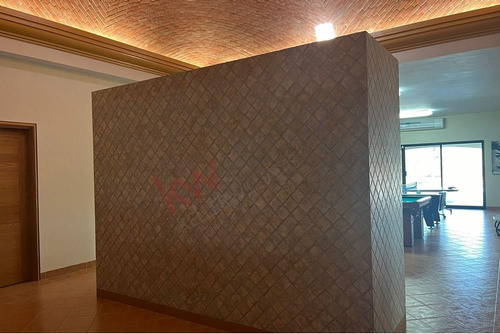 Espectacular Casa En Venta En San Isidro, Con Un Enorme Jardin Y Alberca.