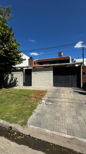 Hermoso Chalet, Excelente Esatdo De Conservación.