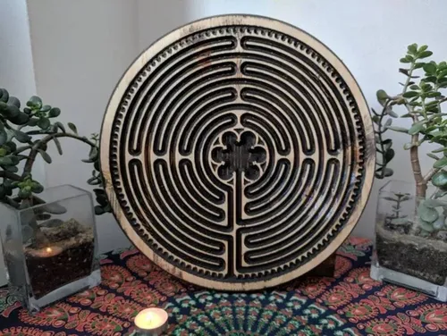 Laberinto De Madera Para Meditar Con Los Dedos