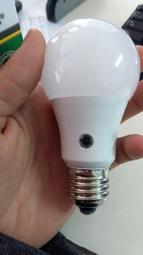 Imagen 2 de 10 de Lampara Led Con Fotocélula 10w E27 Luz Fría 220v Interelec