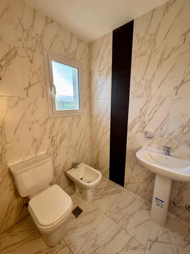 Venta Casa 2 Dormitorios Otros Barrios Con Cochera