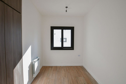 Semipiso De Dos Dormitorios, Balcon Y Cochera.