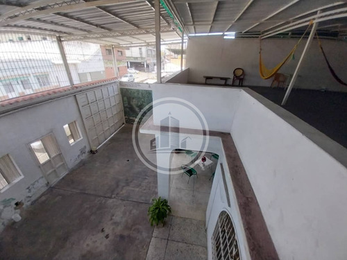 En Venta Hermosa Y Amplia Casa Ubicada En Barrio Lourdes Maracay 03js