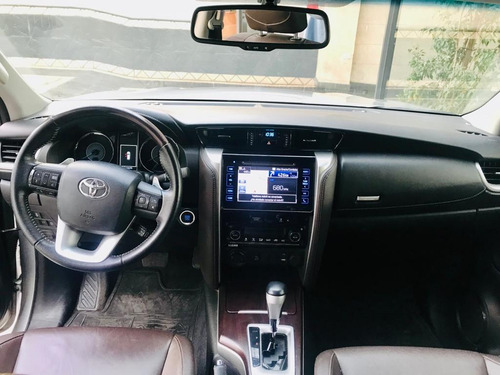 Imagen 7 de 12 de Toyota Hilux Sw4 Srx At