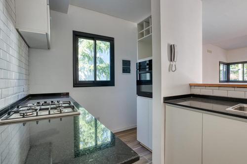 Casa En Venta En Barrio Fisherton 2 Dormitorios Jardin Parrillero Luminoso Cochera