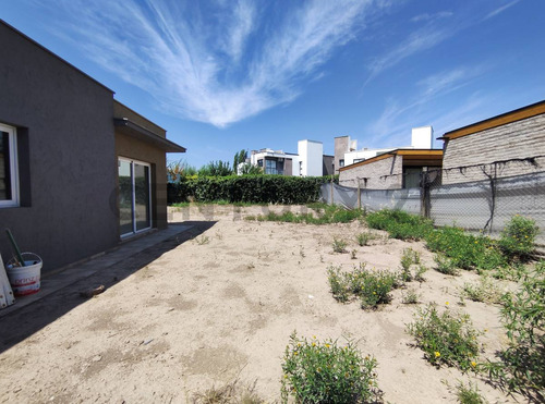 Casa De Categoría A Estrenar En Venta En B° Ayres De Fader, Luján De Cuyo Id:222737