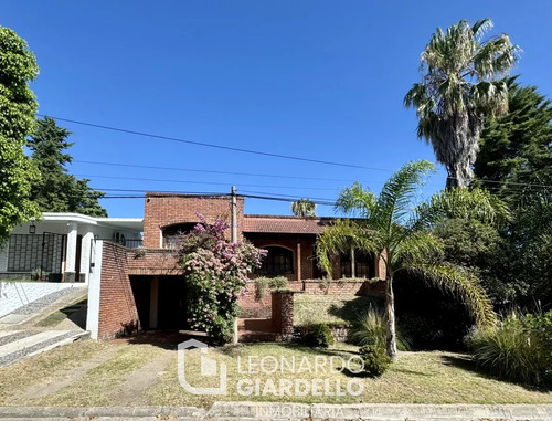 Colonia - Venta Casa Muy Bien Ubicada, De 2 Dormitorios Y Piscina 