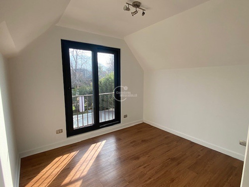 Casa En Venta De 4 Dorm. En Lo Barnechea