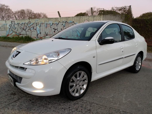 Imagen 1 de 5 de Peugeot 207 2013 1.6 Sedan Feline 106cv