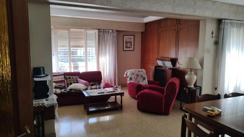 Casa En Venta - 4 Dormitorios 3 Baños - Cocheras - 350mts2 - Quilmes Oeste