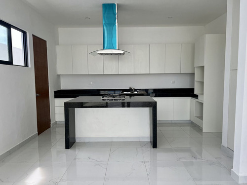 Casa En Venta En Morera, Cholul, De 4 Habitaciones Con Alberca