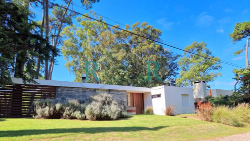 Casa Minimalista En San Rafael, 3 Dormitorios + Dependencia Con Lavadero 