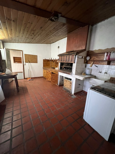 Casa Con Galpón En Barrio Las Avenidas