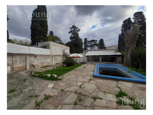 Imagen 20 de 28 de Casa De 4 Ambientes Con Jardin Y Pileta En Berazategui