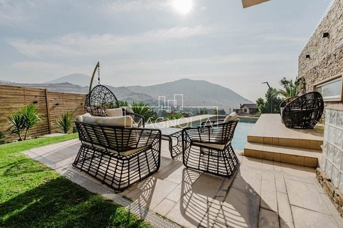 Casa En Venta De 5 Dorm. En Sector La Reserva Chicureo