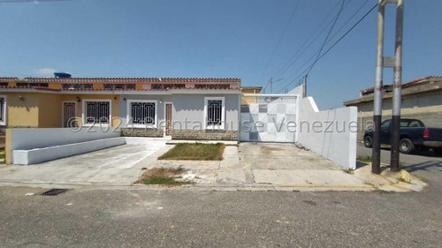 Casa En Venta En La Mora, Cabudare R E F  2 - 4 - 1 - 6 - 4 - 1 - 8  Mp