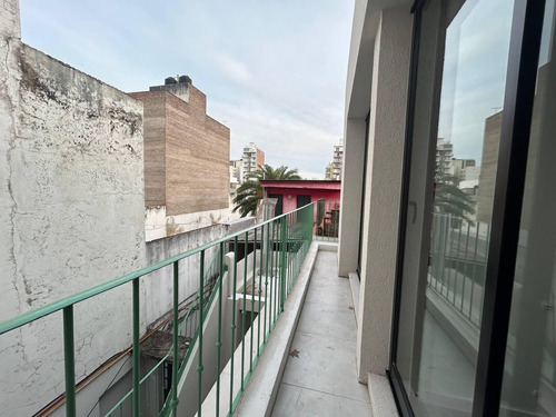 Venta - Casa De Pasillo De Dos Dormitorios, Reciclada. Echesortu, Rosario. Acepta Permuta.