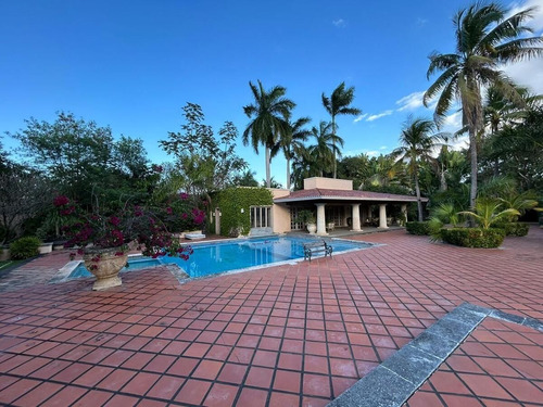 Residencia En Venta En Mérida, Col. Montecristo, Con Terreno De 6,500 M2