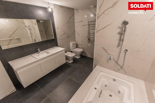 Departamento En Venta De 4 Ambientes En Caballito Con Balcón Y Patio. Excelente Construcción.