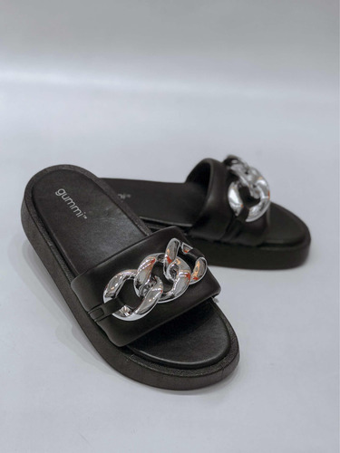 Sandalias Zuecos Bajas Gummi Negras Con Cadena Plateada