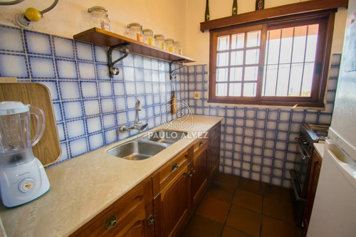Casa En Alquiler Temporal En Piriapolis, Frente Al Mar. Con 3 Dormitorios, Dos Baños. Parrillero Cubierto. Ideal Para Disfrutar En Familia.