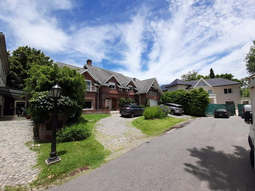 Casa -barrio Cerrado Lomas Las Casuarinas (san Isidro)