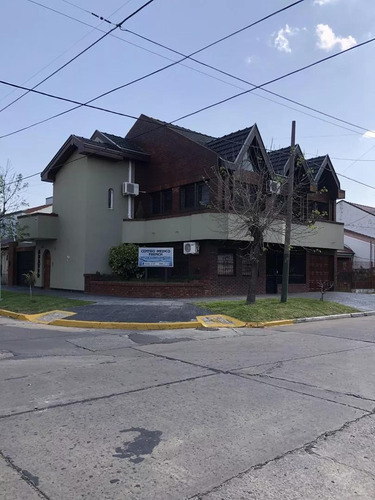 Casa En Venta - 4 Dormitorios 5 Baños - Cochera - 250mts2 - Lomas De Zamora