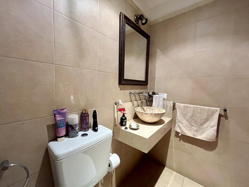 Comodisima E Impecable Casa En Munro Con Ingreso Por Dos Calles, Patio Y Terraza.
