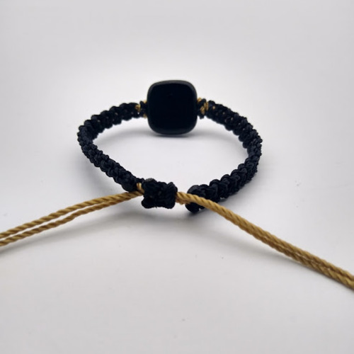 Imagen 5 de 6 de Pulsera Tejida Macramé Corazón De Metal