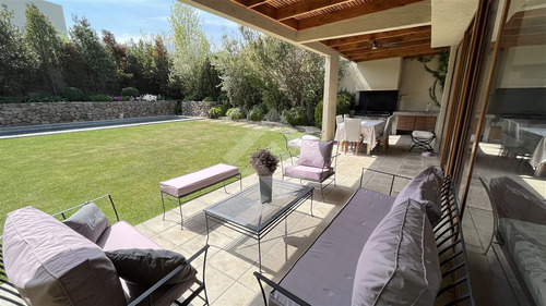 Casa En Venta De 4 Dorm. + Sala Estar En Chicureo P. Roj