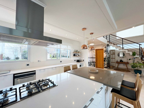 Increible Casa En Venta -vista A La Laguna Y Golf -el Canton
