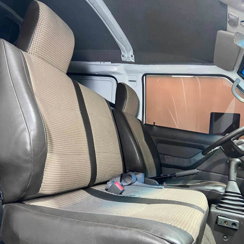 Imagen 10 de 13 de Mitsubishi Panel L300